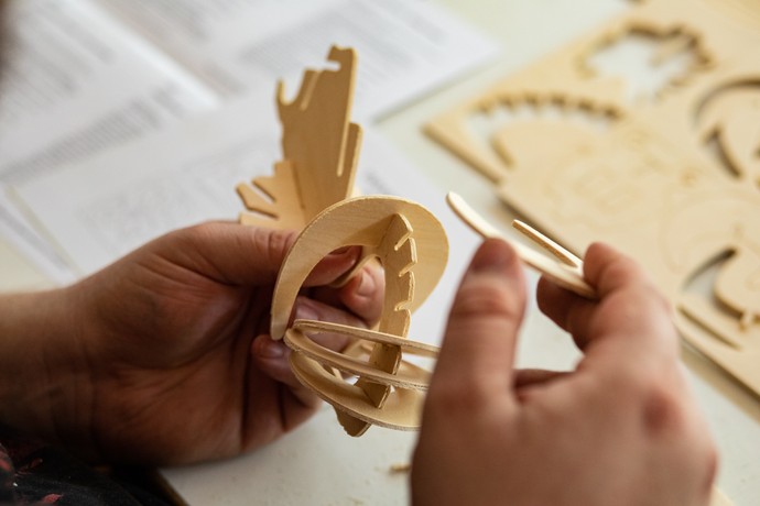 Das Foto zeigt die Arbeit mit Holzmaterialien. Das Foto zeigt die Arbeit mit Holzmaterialien.