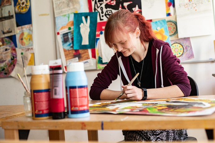 Das Foto zeigt eine junge Frau, die zeichnet. Das Foto zeigt eine junge Frau, die zeichnet.