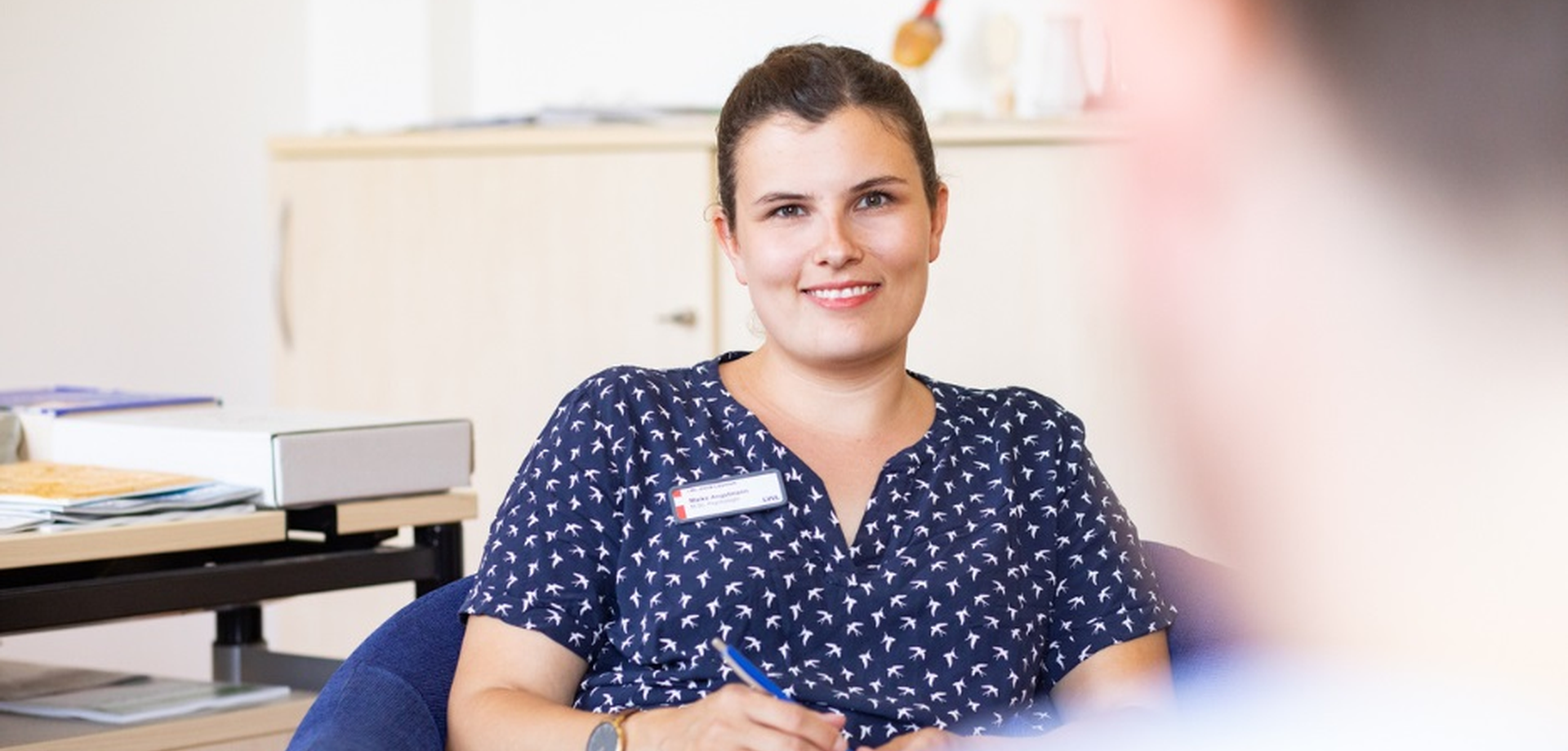 Die Psychologin Maike Angstmann im Gespräch mit einem Patienten.